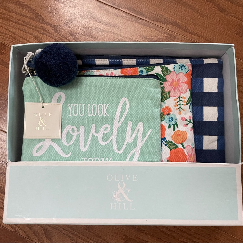 NWT Olive & Hill three pouch makeup or toiletry gift set